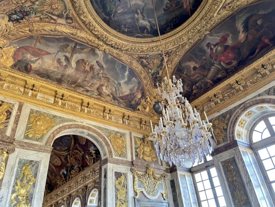 スリもいるので上を見る時は荷物を抱えよう