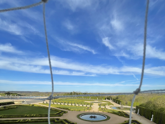 宮殿内から庭園を望む