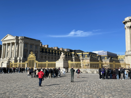 正門近くで多くの人が入場待ち