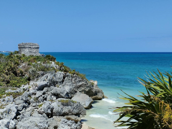 カリブ海に臨むトゥルム遺跡