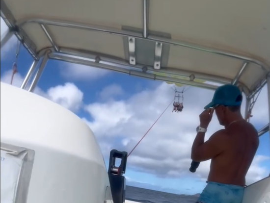 パラセーリング用ボート