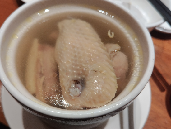 パサパサ、ボリュームたっぷりチキンスープの鼎泰豊