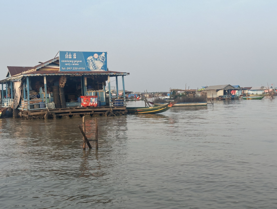 トンレサップ湖の水上生活の様子