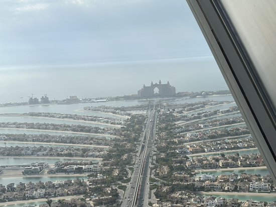 アトランティス ザ・パームまで続く道路と高級住宅地