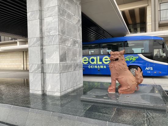 ヒルトン沖縄宮古島リゾート前のツアーバス