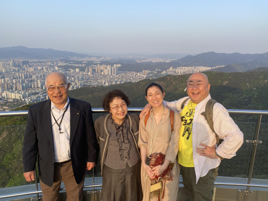 アプさん展望台にて・・・ガイドさんに撮って頂けました。