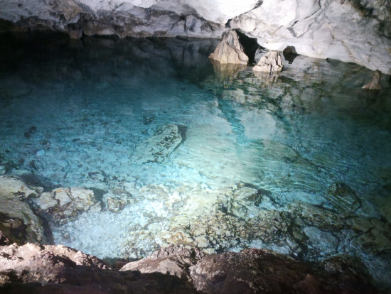 透明な水をたたえた地底湖。この後、ここで泳ぎました。