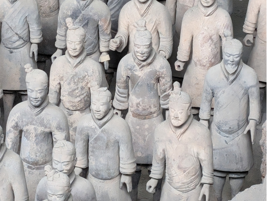 顔も服装も違う