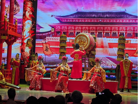 シアターレストラン。英語の字幕ディスプレイもあったけどミュージカル風で見てるだけで楽しかった