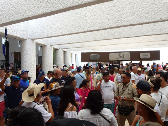 チェン・イッツァ遺跡も大混雑ですが、手慣れた手配ですぐに入場できました。