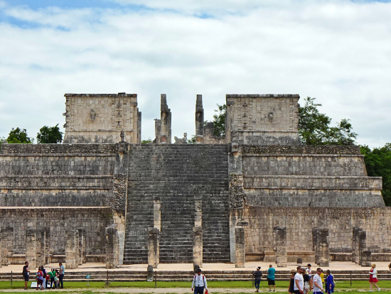 ユカタン半島に残されたマヤ古典期最大の都市遺跡らしい風格ですね。