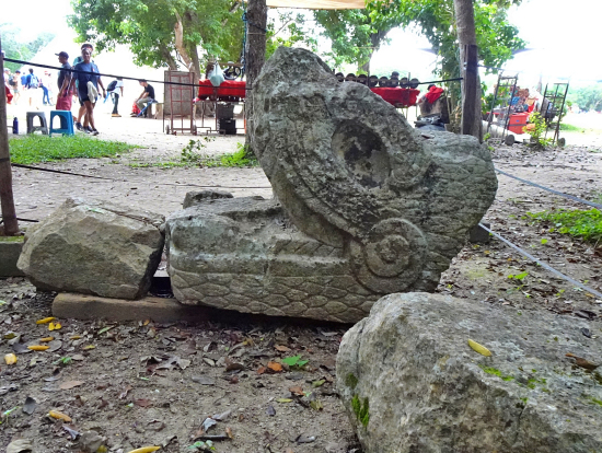 遺跡の隅に転がってました。ただの岩かと思ったら、発見当時からそのまま置かれている彫像。こんな見逃しそうな遺物まで丁寧にガイドしてくれました。