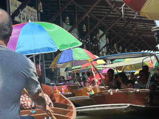 水上マーケットは大渋滞。でも楽しめます。