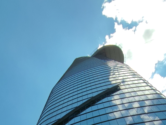 入り口はヘリポート(50階)の右側です。