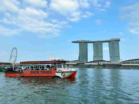 水陸両用車からマリーナベイサンズを望む