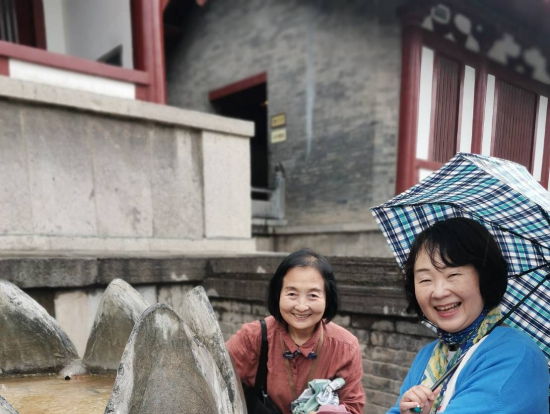 ガイドの胥华さんと温かい温泉のお湯で手を洗いました