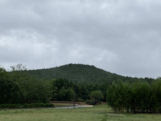 始皇帝のお墓はあの山だそうです