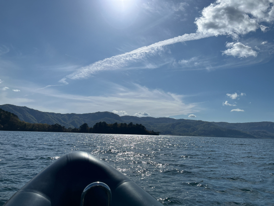 湖の真ん中あたりは結構なスピードです。