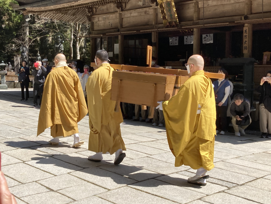 弘法大師への食事の奉納（和歌山県高野山の奥之院にて）