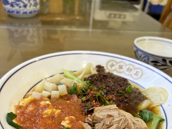 昼食のビャンビャン麵、この他に肉サンド。食べ過ぎ注意