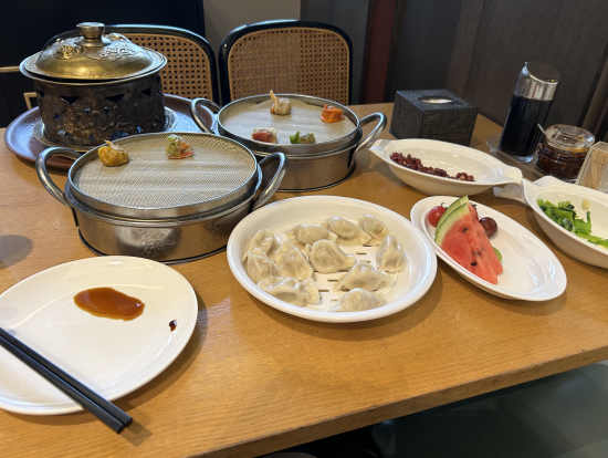 夜の餃子宴。全部食べるのは至難の業(笑)