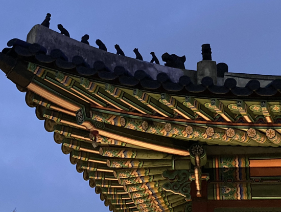 徳寿宮の魔除けの屋根飾り