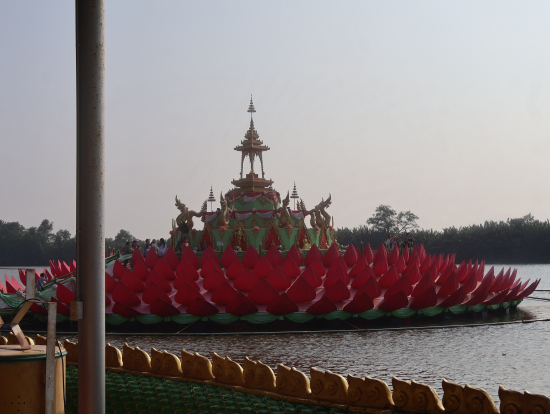 川に浮かぶ蓮の花の彫刻
