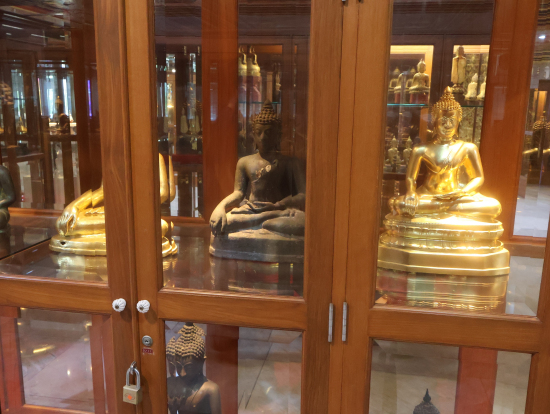 塔内の仏像の品々