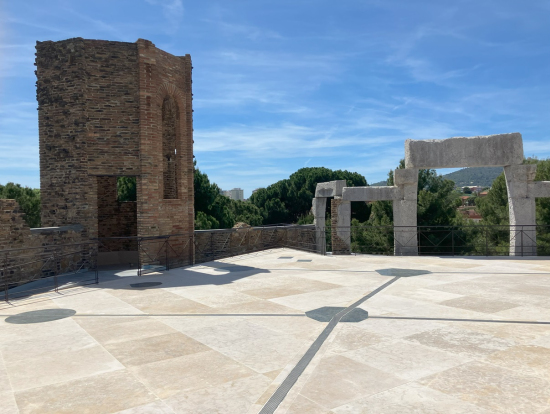 計画中止によるガウディ調と無機質な屋根