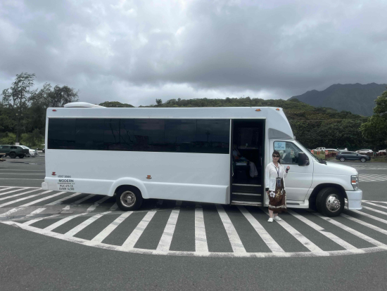 大きなツアーバスで送迎(有料)。