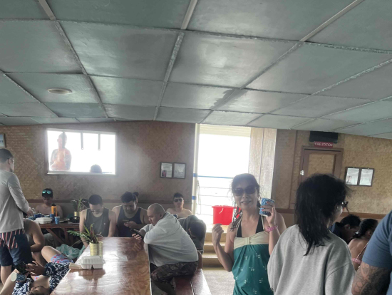 船内は広くて賑やかな雰囲気。