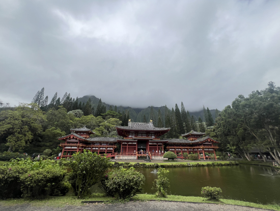 荘厳な佇まいの平等院。