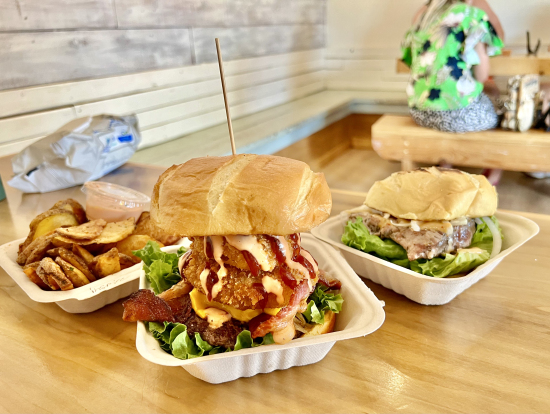 セブンブラザーズのイチオシハンバーガーPANIOLO、アヒサンドイッチ他。全部が大きくてサイズ感が出ない…