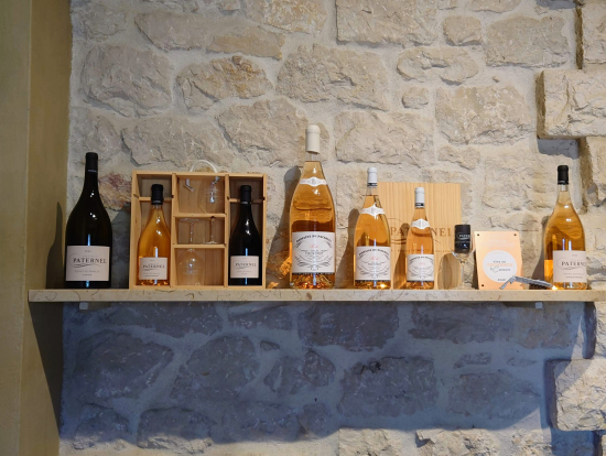 ワイナリー PATERNEL のテイスティングカウンターの棚。ロゼが南仏らしいですね。