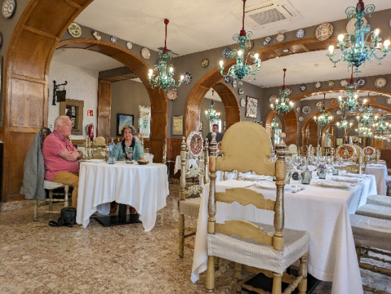 ダリ御用達レストランにて