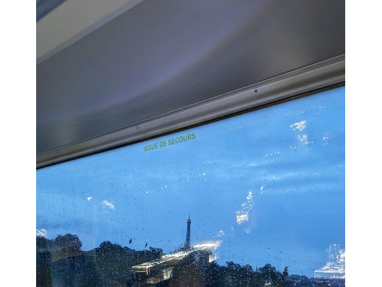 車窓から遠くにエッフェル塔