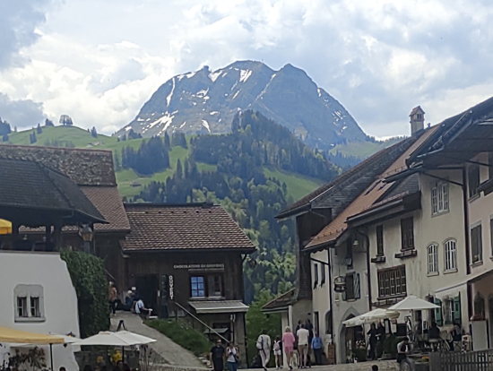 Gruyeres 村の中央の噴水近く