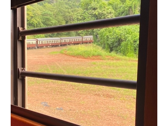 鉄道の車内から180°カーブ