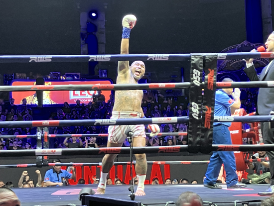 タイ人中年ファイター、勝利の雄叫び