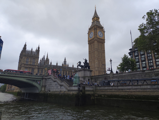 テムズ川から見上げるビッグベン
