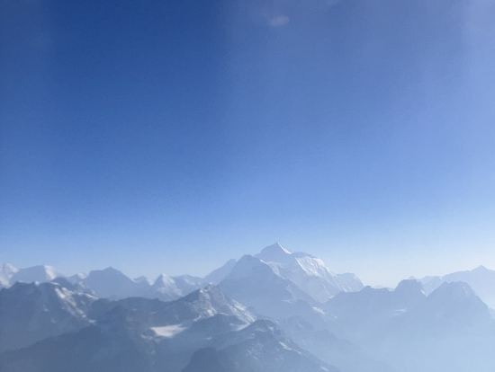 真ん中のピークがエベレストです。