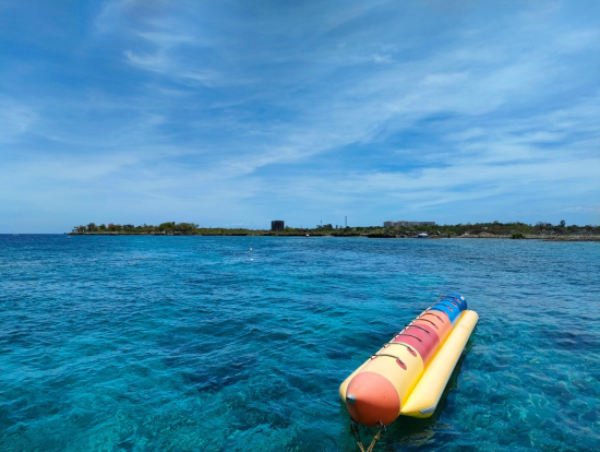 きれいな海!バナナボートは子供がいたこともあってわざと人が落ちるようなカーブはなかったですが、直線でスピードに乗って進んでいくあたりは子供も楽しんでて、笑いっぱなしでした