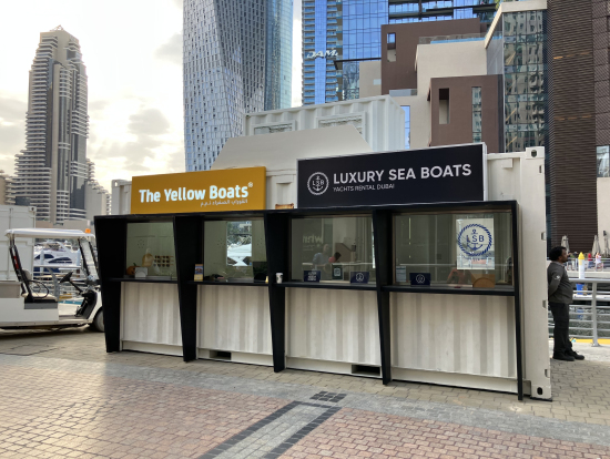 チェックインカウンターはわかりやすい黄色の看板です