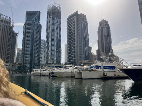 マリーナのビルの間を通っていく時点でワクワク