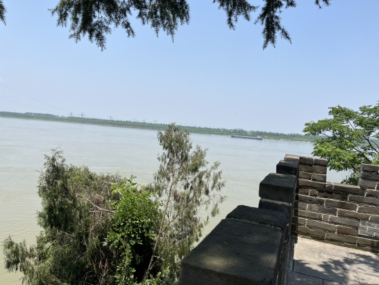 赤壁側から対岸の烏林を見た景色