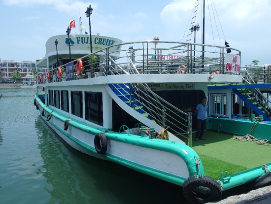 クルーズ船(FUJI)豪華な船です