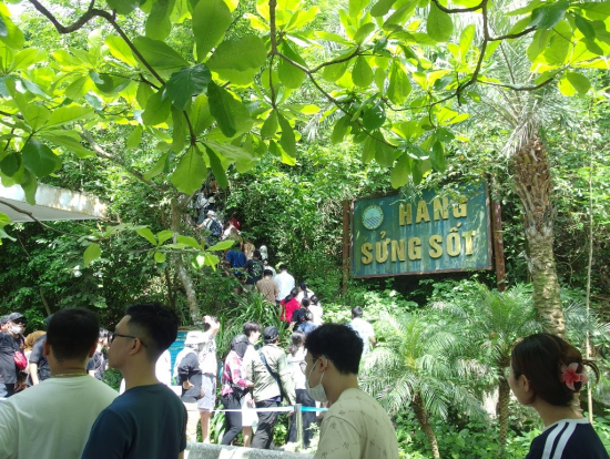 スンソット鍾乳洞 入口手前は長蛇の列です