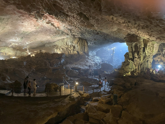 スンソット鍾乳洞 一番奥から出口に向かう途中です