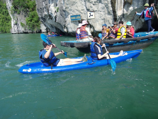 ルオン洞窟 これから向かうカヤックとバンブーボートです