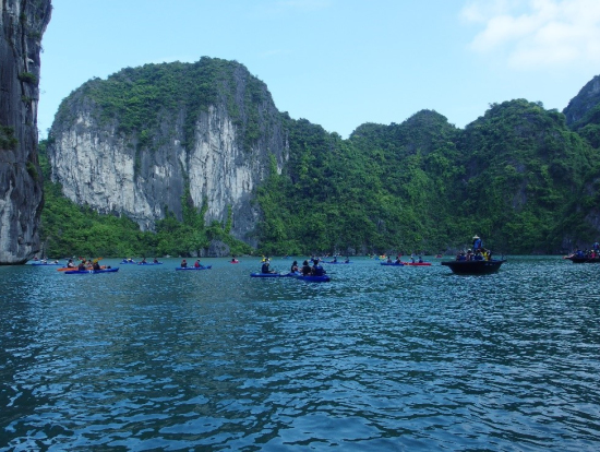 ルオン洞窟 抜けると広大な入り江が広がっています